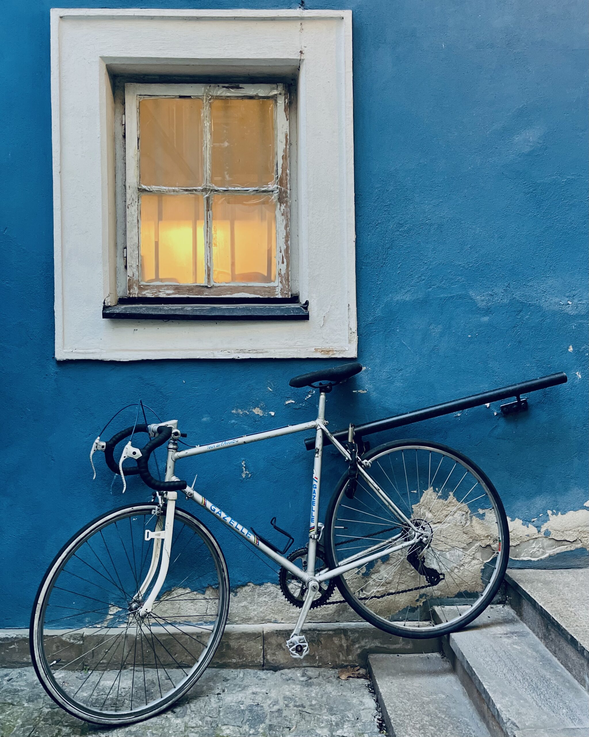 Zaparkowałem tuż pod jej oknem